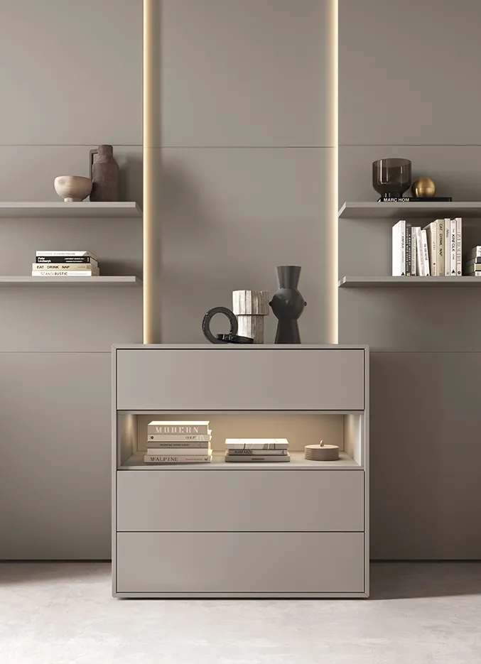 Comò Outline Colombini grigio tortora con vano a giorno illuminato tra i cassetti