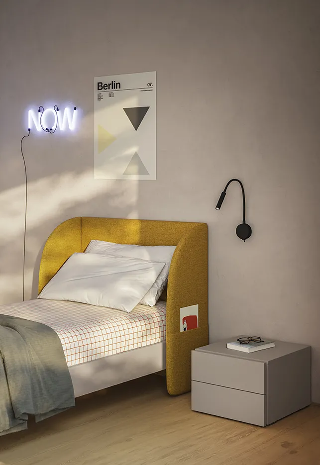 Comodino Look Colombini a due cassetti accanto a un letto singolo con testata gialla