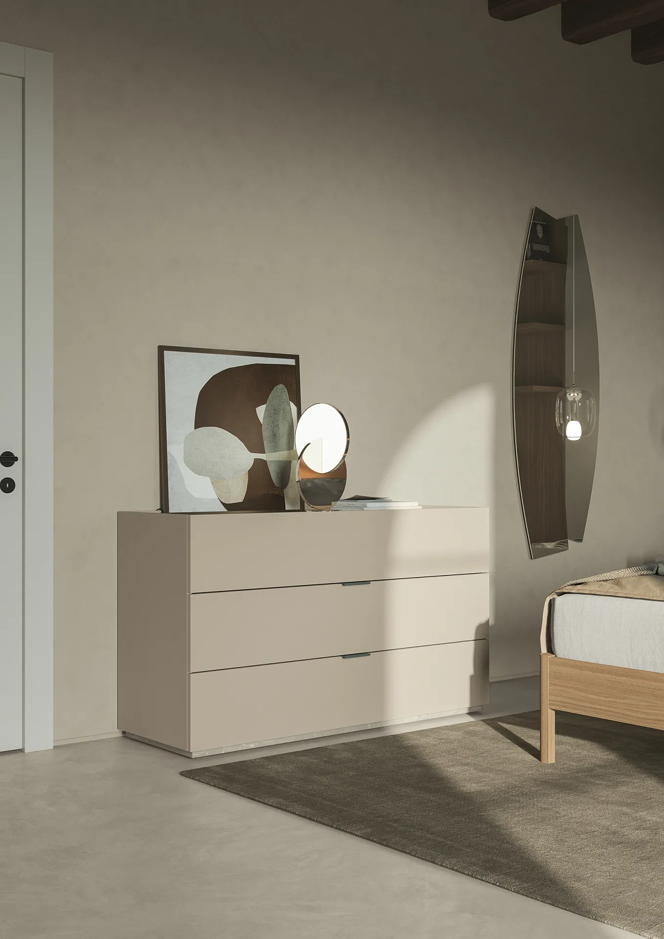 Comò Label Colombini crema a tre cassetti con piccole maniglie accanto a un letto in legno