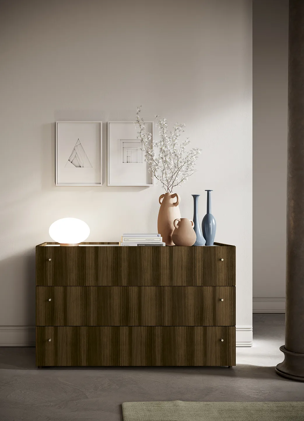 Comò Brick Colombini in legno scuro a tre cassetti con pomoli dorati
