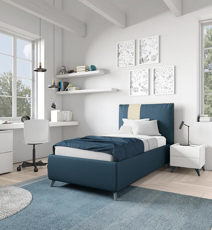 Comodino Tower Colombini bianco accanto a un letto singolo blu in una cameretta