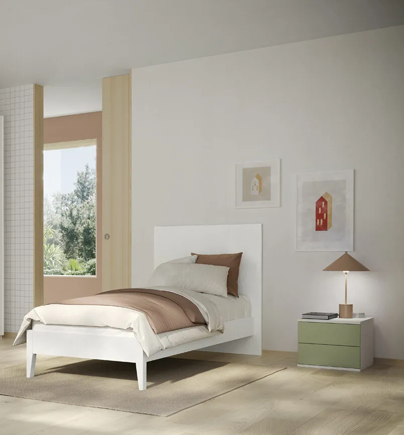 Comodino Fusion Colombini verde salvia accanto a un letto singolo bianco