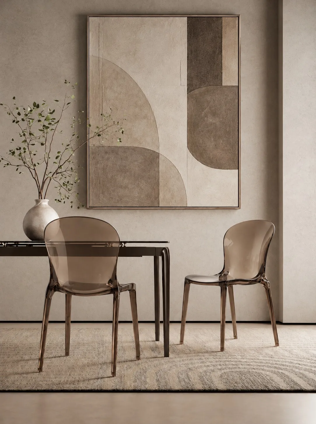 Sedie Crystal Stones color caffè accanto a un tavolo scuro, sotto un quadro astratto