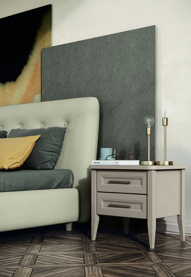 Comodino classico Country Colombini tortora con maniglie a conchiglia accanto al letto