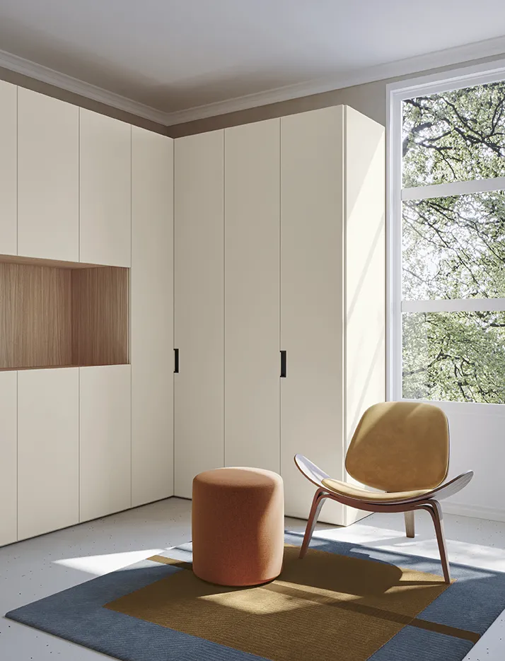 Armadio Concreta Colombini color crema ad angolo con nicchia in legno