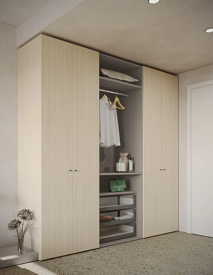 Armadio One Colombini in legno chiaro con colonna aperta, appenderia e cassetti
