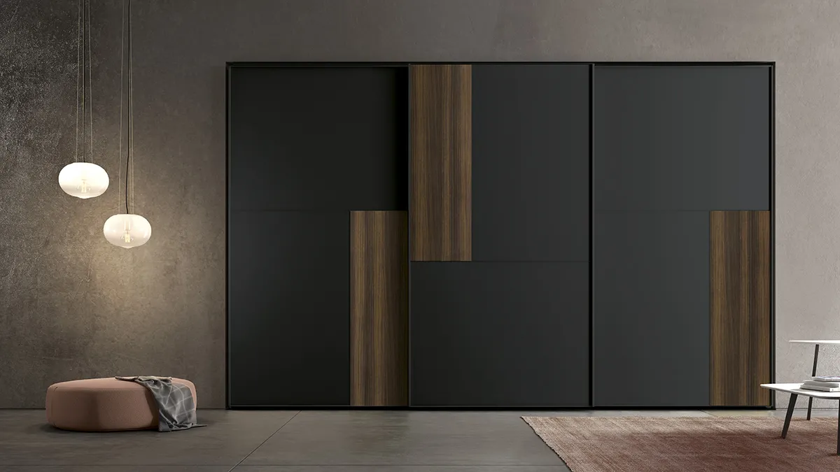 Armadio Mosaico Colombini nero con inserti in legno sfalsati