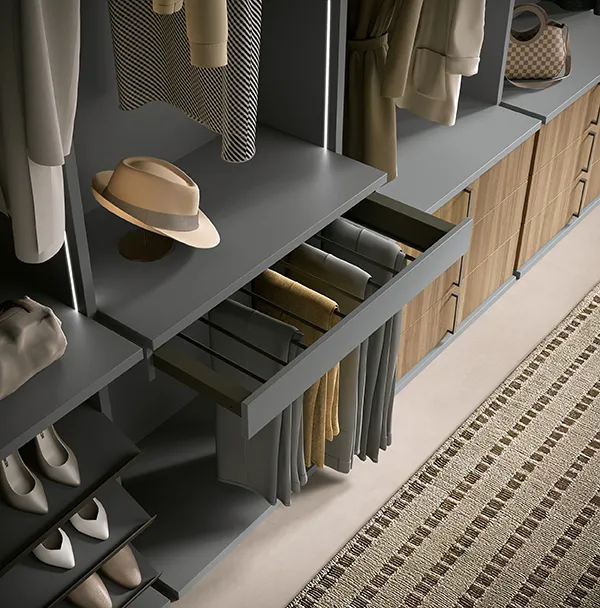 Dettaglio cabina armadio P Corso 11 con portapantaloni estraibile e ripiani per scarpe