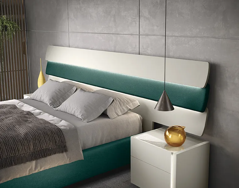 Letto Notte di Stelle 02 Corso 11 con testiera curva avorio e fascia verde petrolio