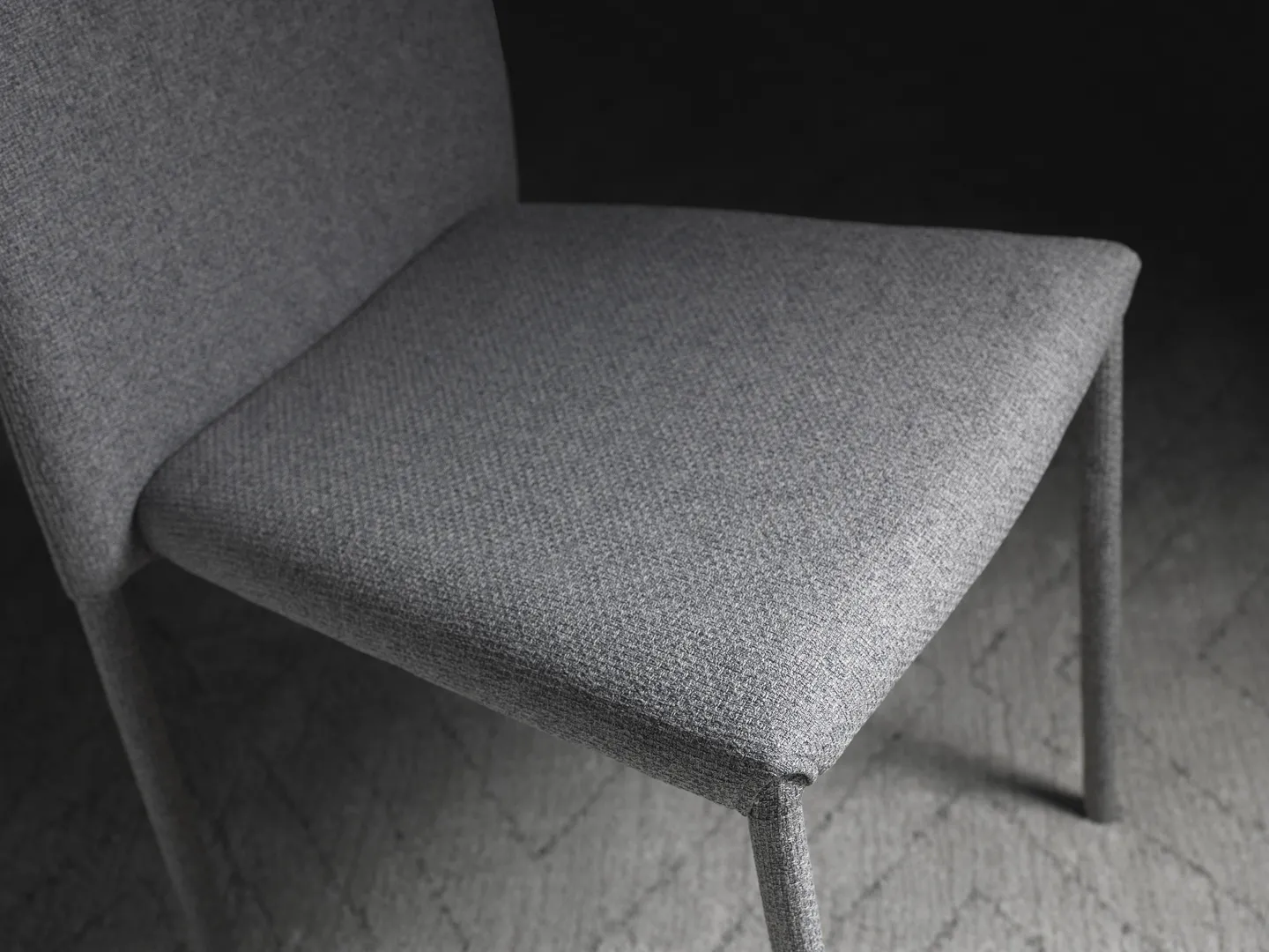 Particolare della seduta in tessuto grigio scuro della sedia Leda Stones
