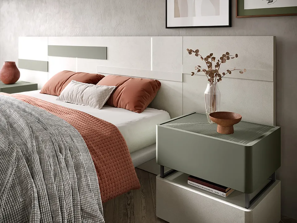 Letto Notte di Stelle 10 Corso 11 con boiserie chiara, fascia verde salvia e comodino verde