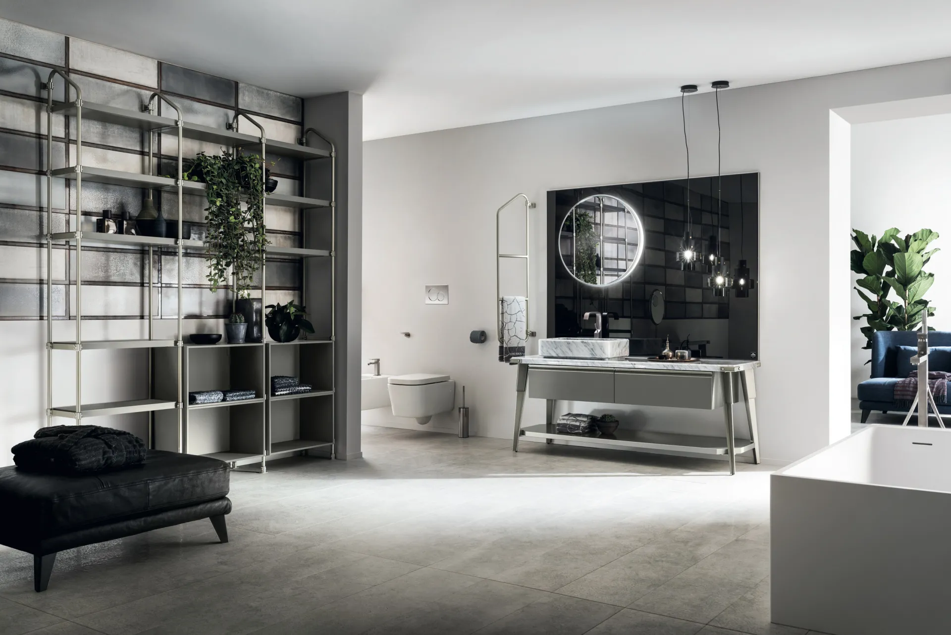 Bagno Diesel Open Workshop Scavolini grigio con piano in marmo, scaffalatura Stock Rack e specchio tondo