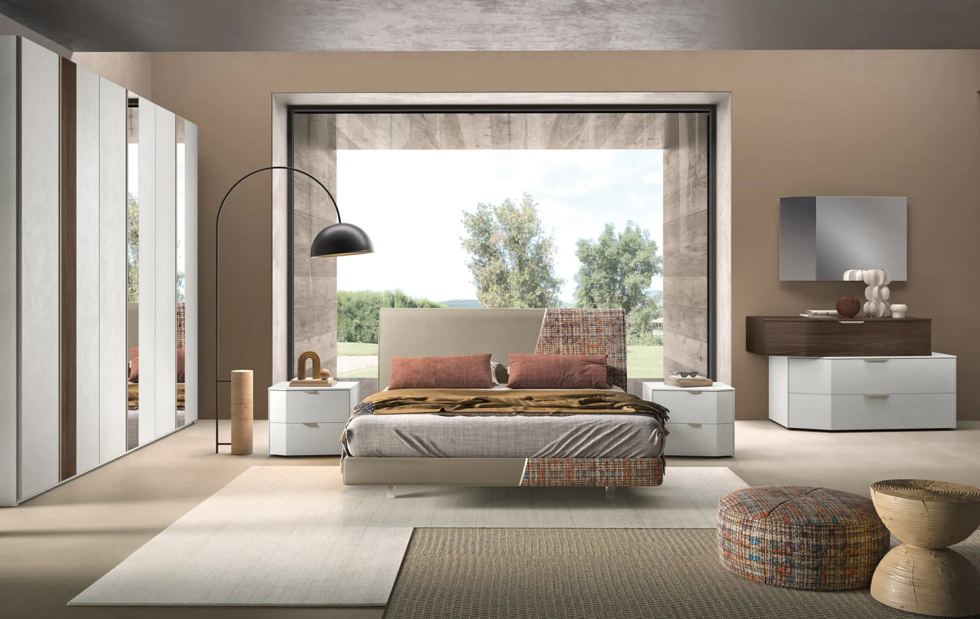 Camera Di Notte 17 Corso 11 con letto in tessuto sabbia e patchwork, comodini bianchi e comò