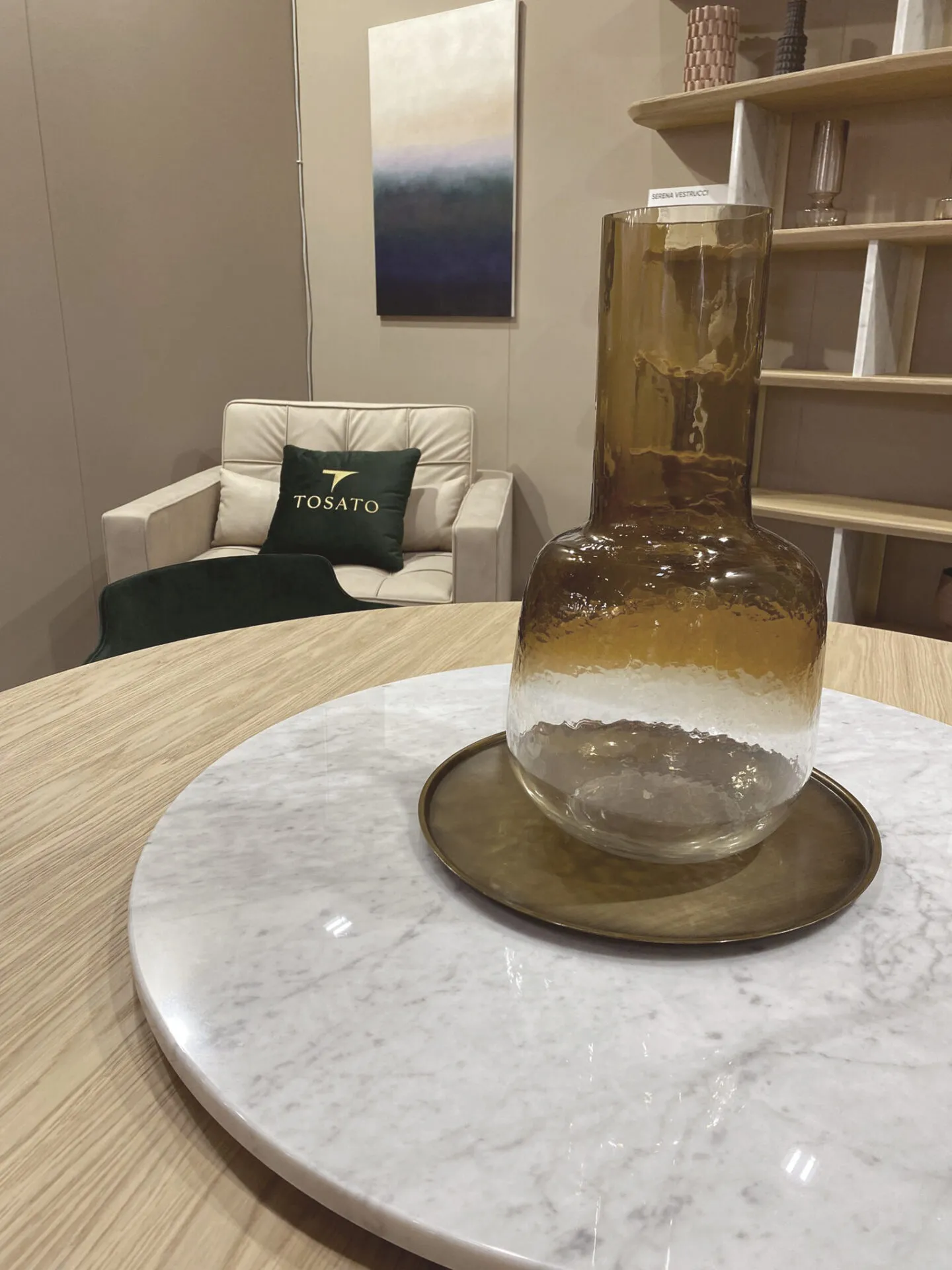 Dettaglio del piano girevole in marmo di Carrara del tavolo Tosato 22.122 con vaso in vetro