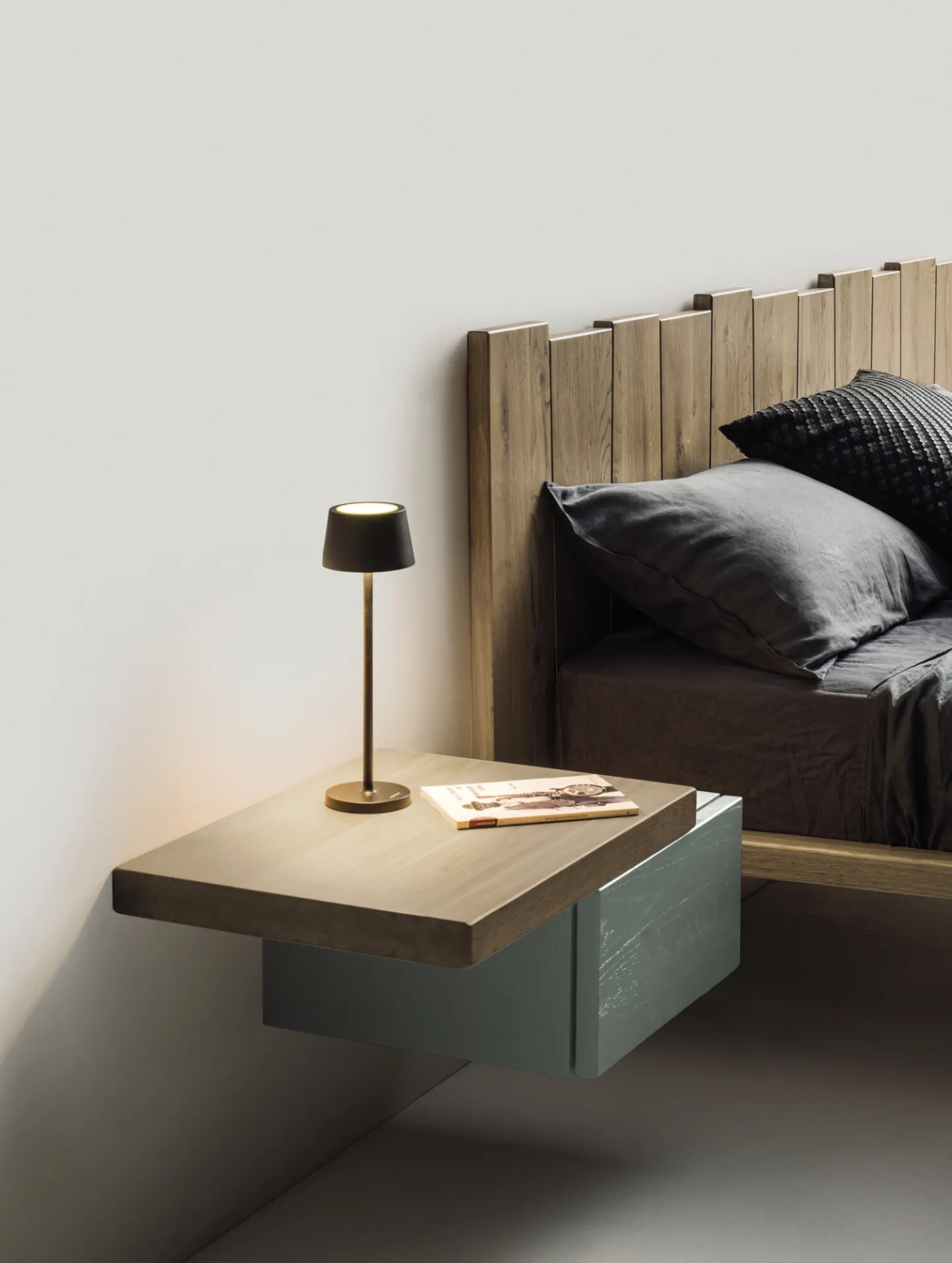 Comodino sospeso Fly Devina Nais con piano in legno e lampada accanto al letto