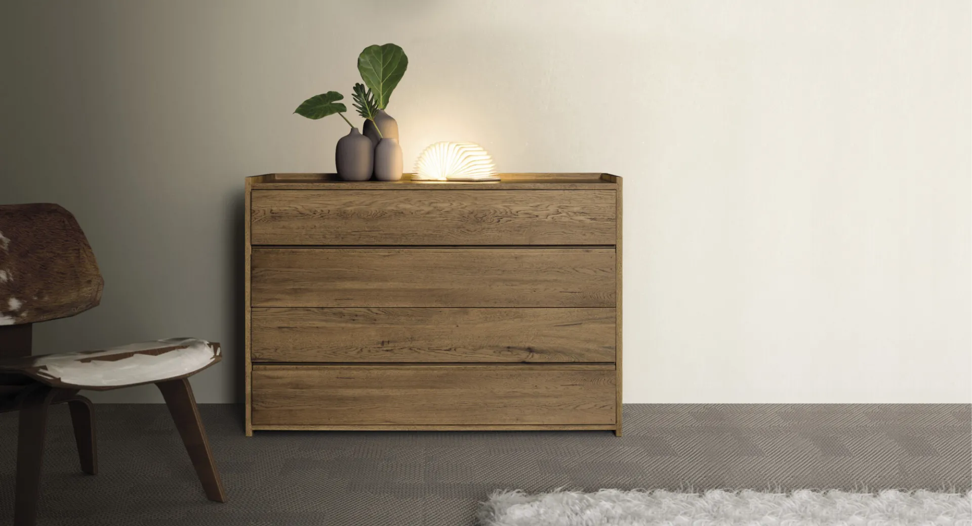 Comò Groove Devina Nais a quattro cassetti in rovere materico con lampada e pianta