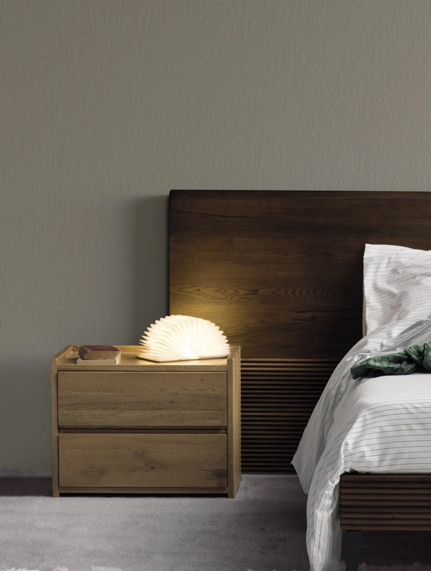 Comodino Groove Devina Nais a due cassetti in rovere accanto al letto