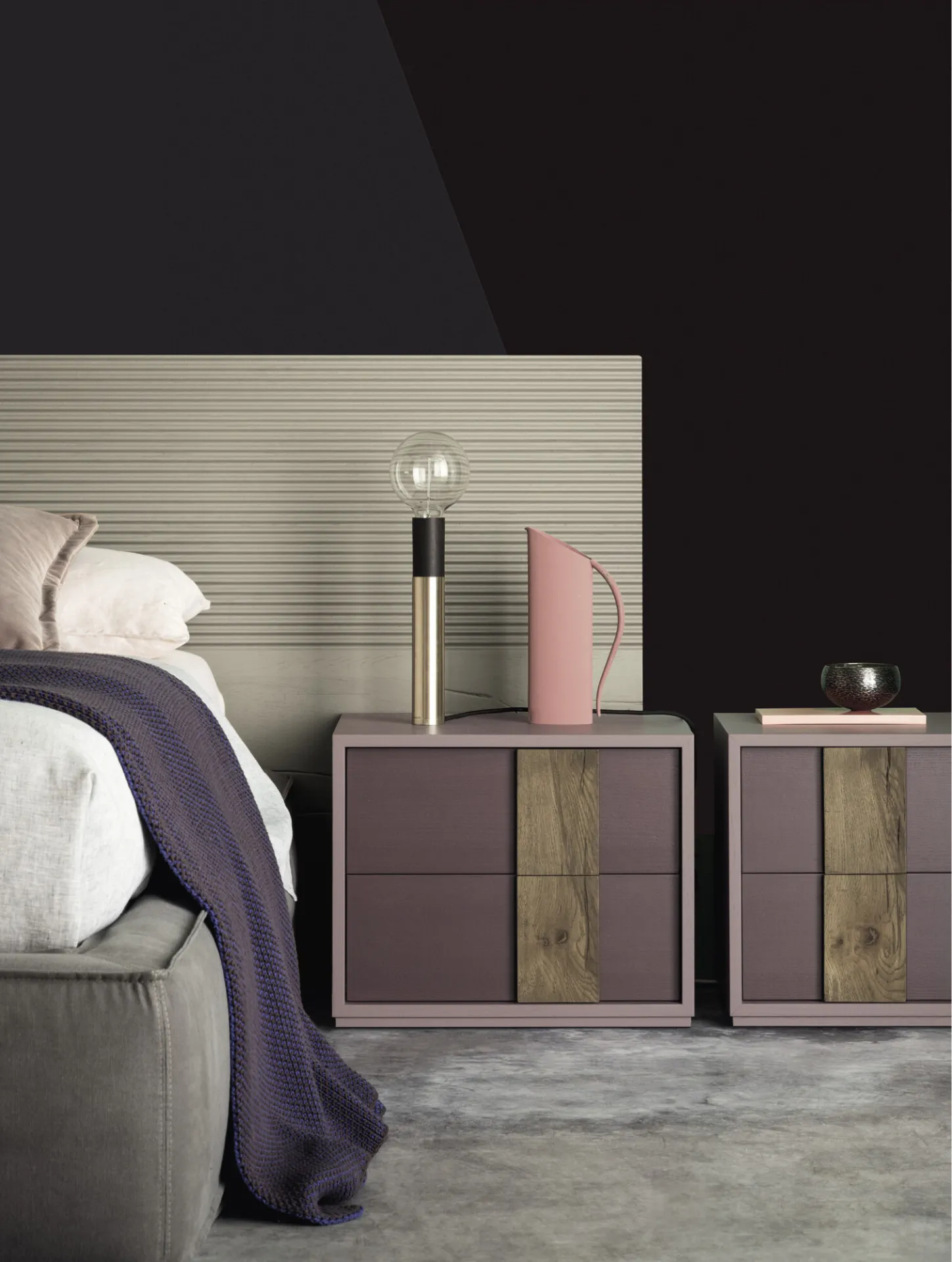 Comodini Galaxy Devina Nais laccati malva con maniglia in rovere ai lati del letto