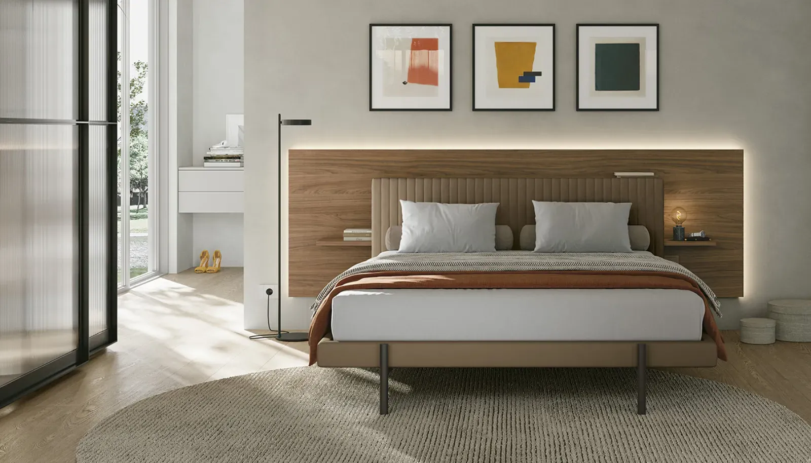 Letto Icon Dielle Modus con testiera a boiserie illuminata in una camera