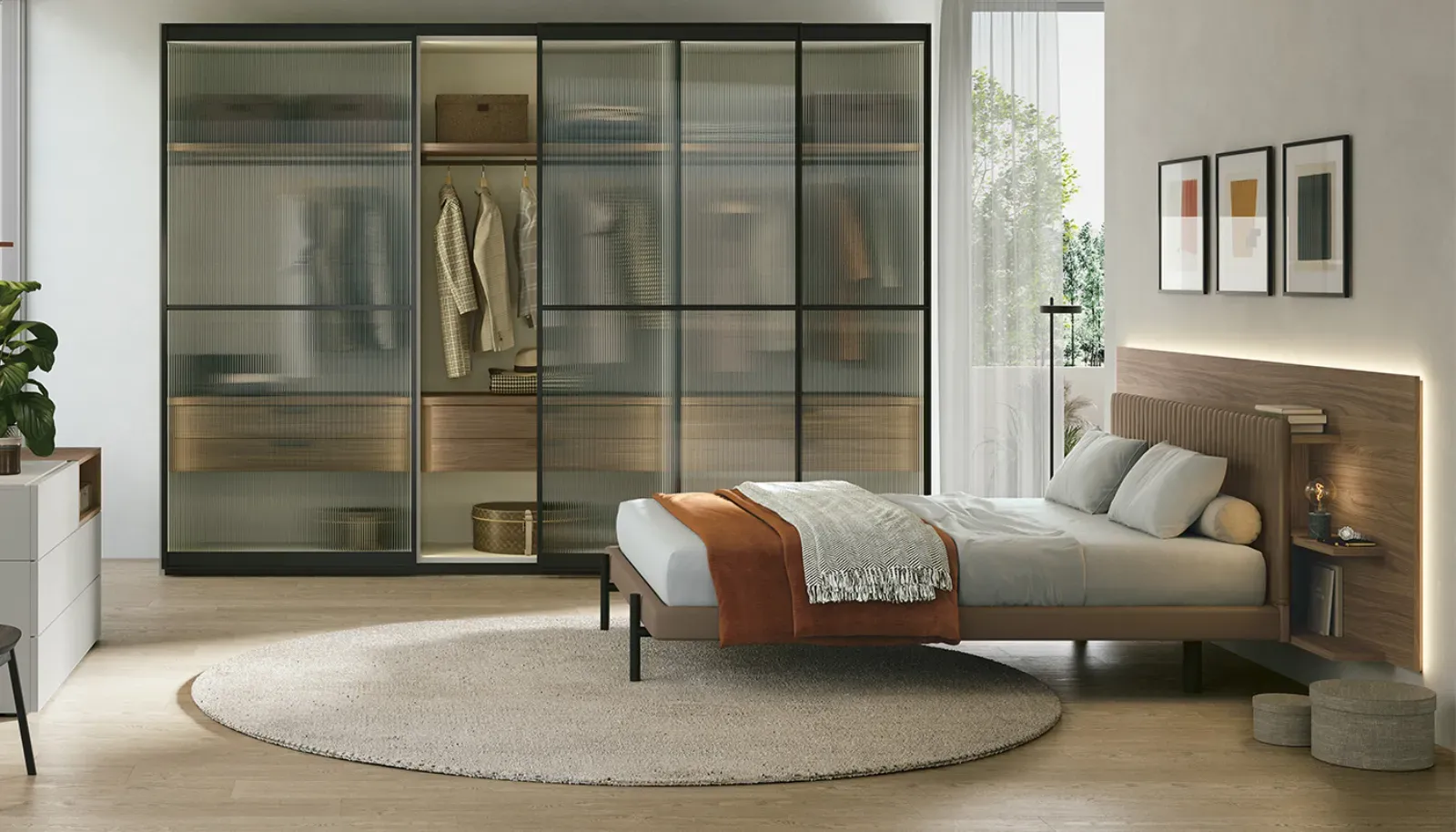 Letto Icon Dielle Modus con boiserie e mensola, armadio in vetro sullo sfondo
