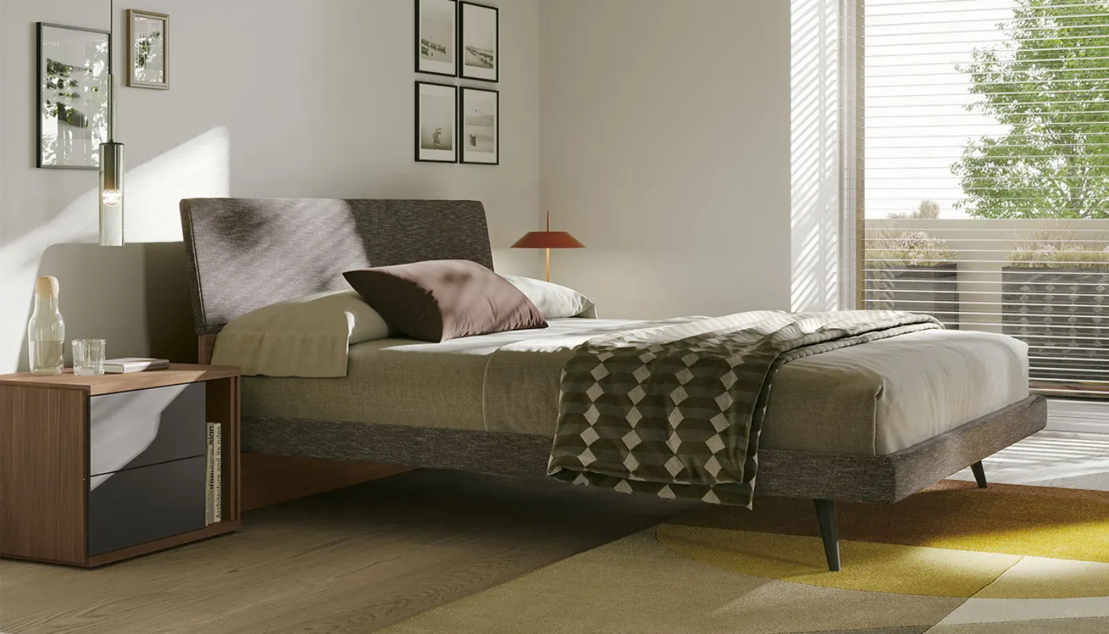 Letto Flap Dielle Modus con testiera inclinata in una camera luminosa