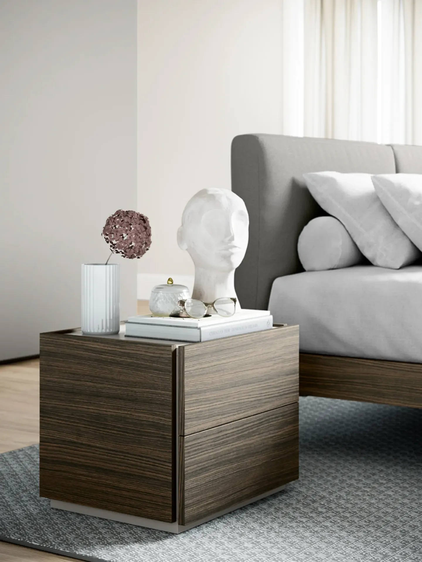 Comodino Free Dielle Modus in legno accanto al letto