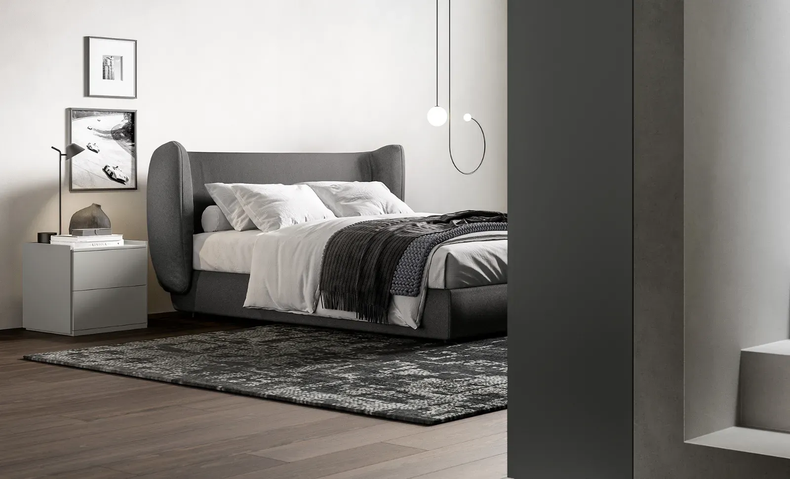 Comodino Tray Dielle Modus accanto a un letto imbottito