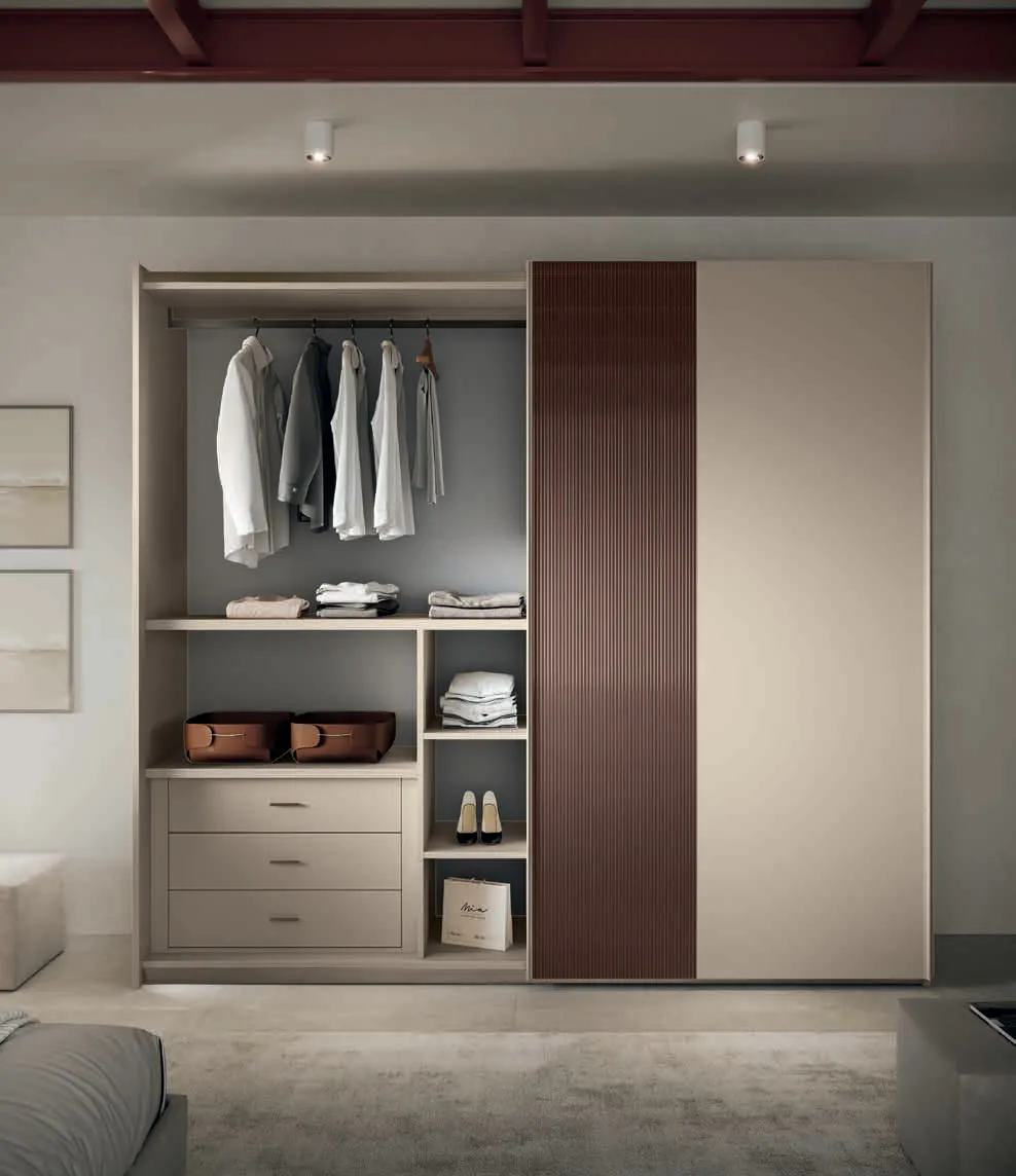 Armadio Camilla Euro Design aperto con interno attrezzato e anta a vetro ondulato