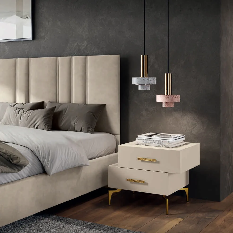 Comodino Brenda Euro Design a due moduli beige accanto al letto