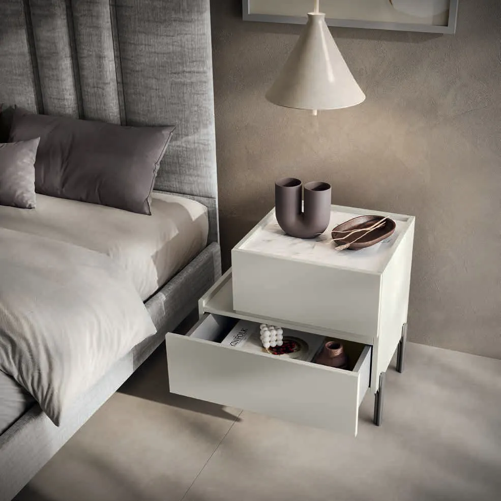 Comodino Gaia Euro Design grigio con cassetto aperto e piano effetto marmo