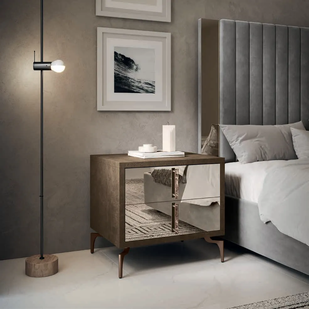 Comodino Thea Euro Design a specchio bronzato accanto al letto grigio