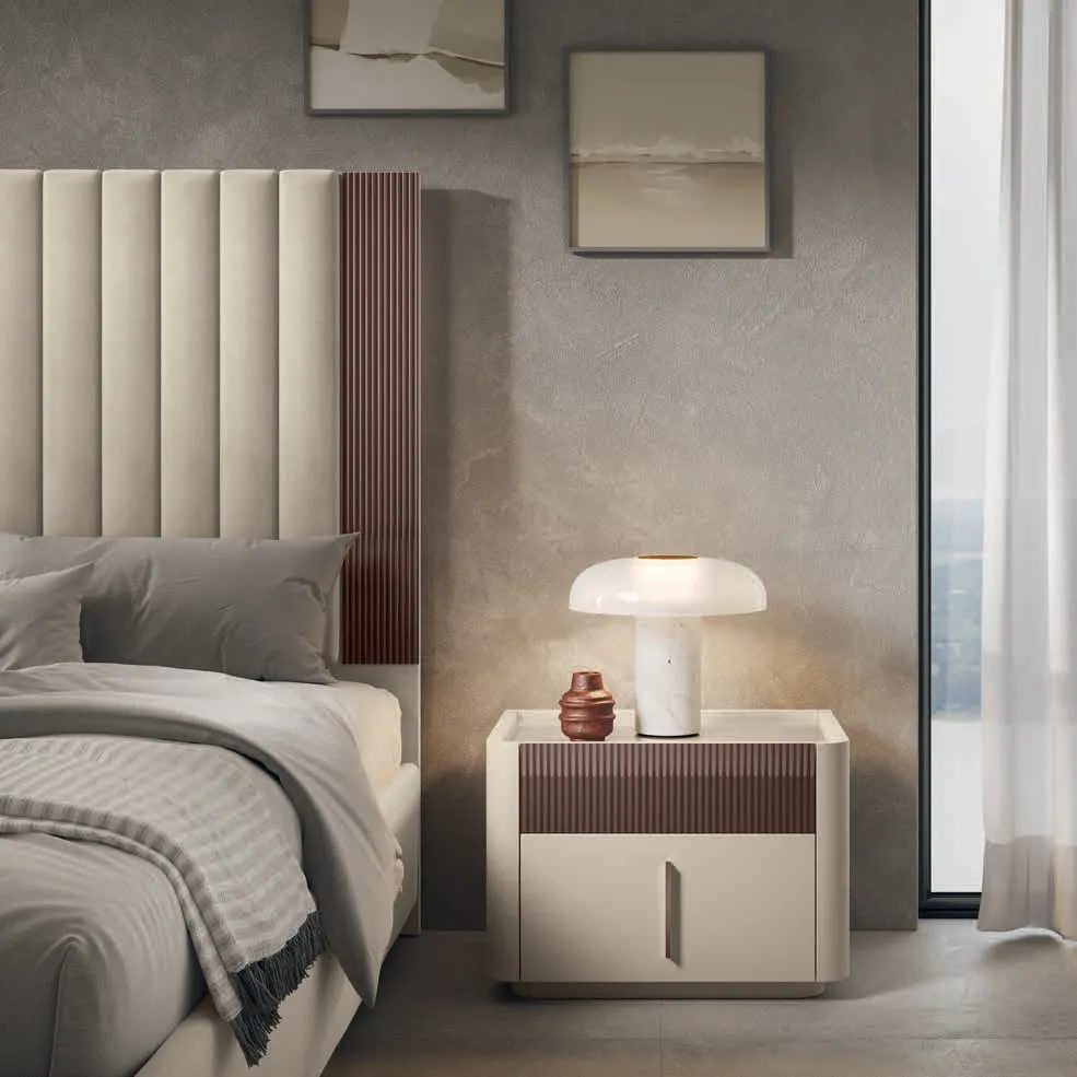 Particolare della testiera del letto Camilla Euro Design con comodino beige