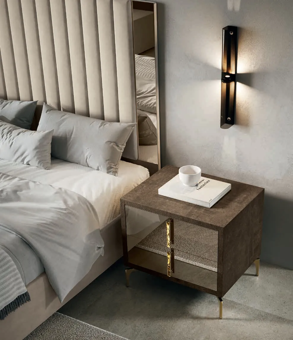 Particolare del letto Thea Euro Design con comodino a specchio bronzato