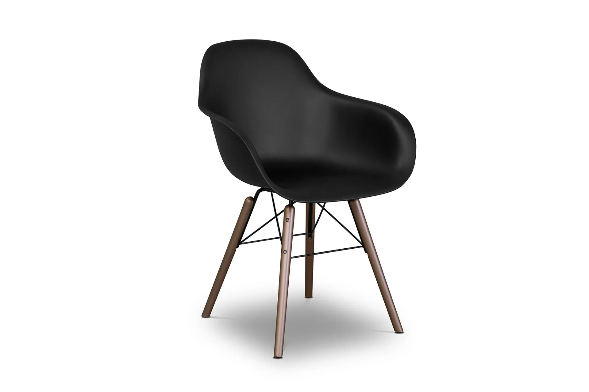 Poltroncina Tosato 50.49 con scocca nera in polipropilene e gambe in faggio, vista di tre quarti