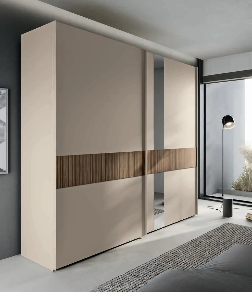 Armadio Bepop Euro Design con anta beige e inserto noce in camera