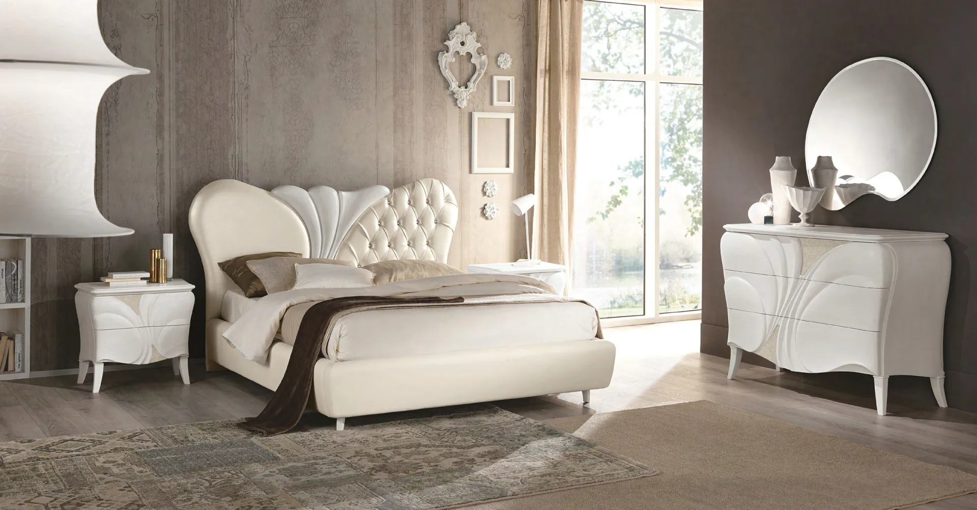 Camera Fiocco Euro Design con letto madreperla e comò bombato