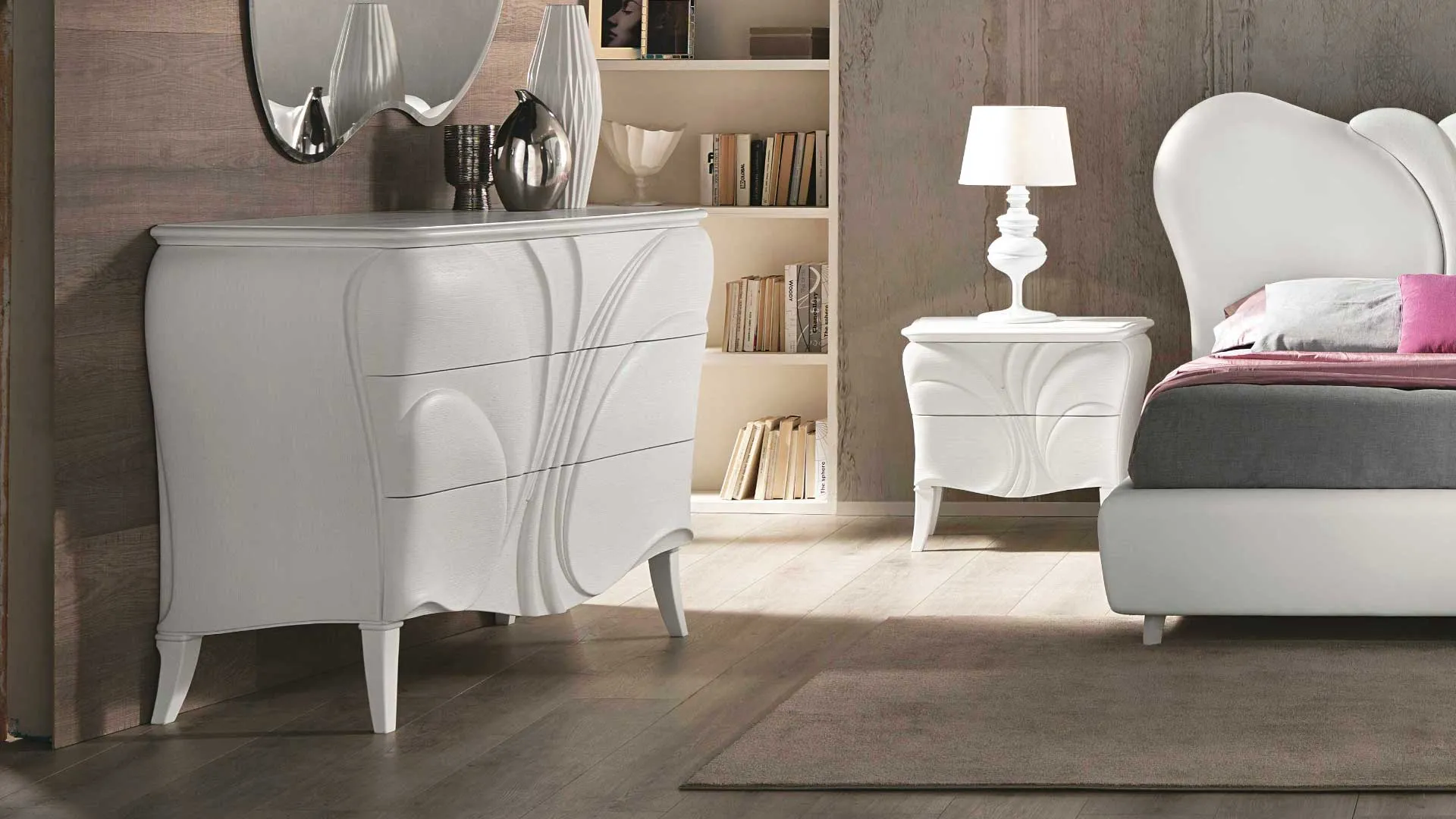 Comò e comodini Fiocco Euro Design bombati in frassino bianco