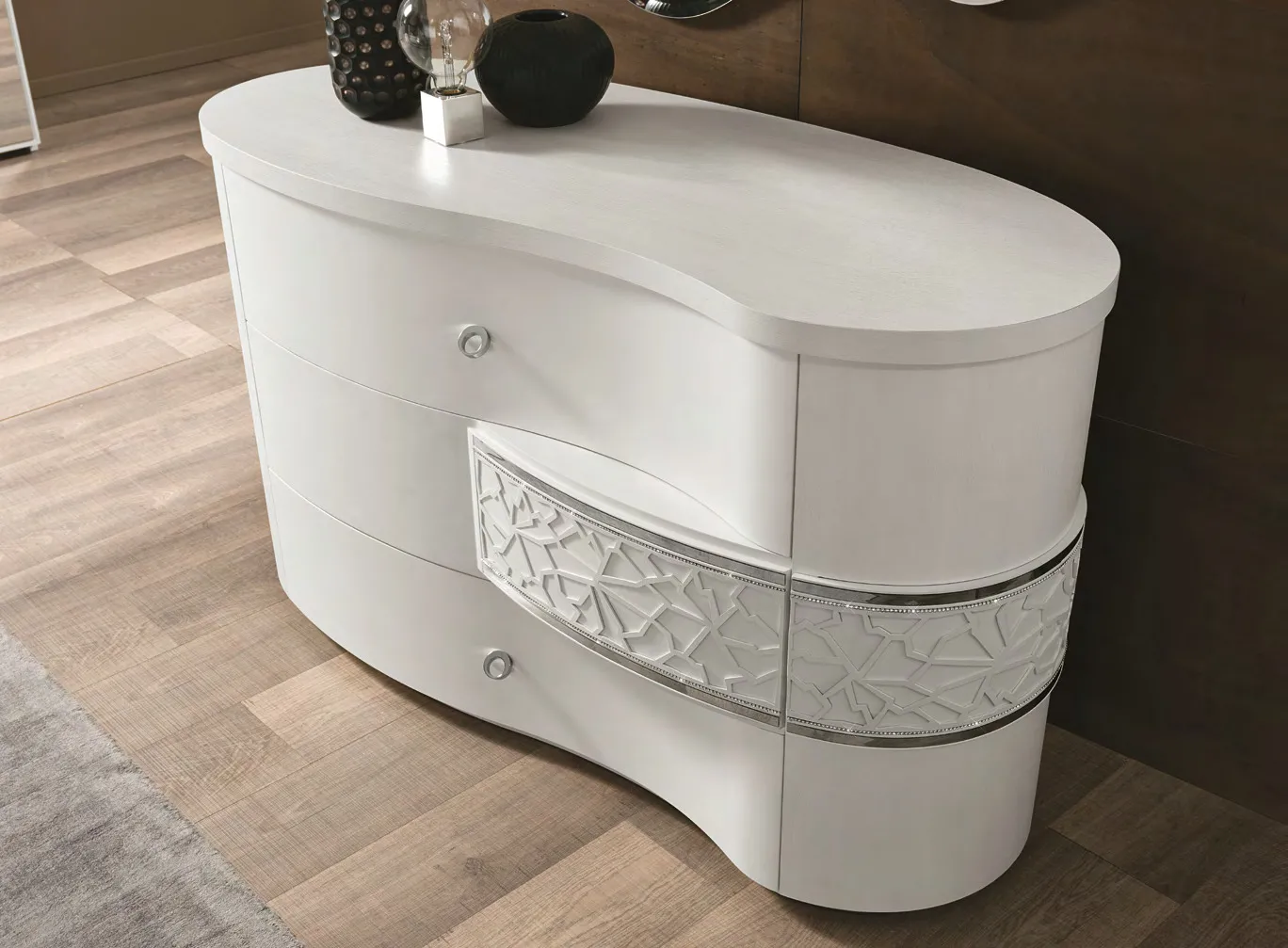 Dettaglio del comò Nuvola Euro Design con fascia decorata e Swarovski