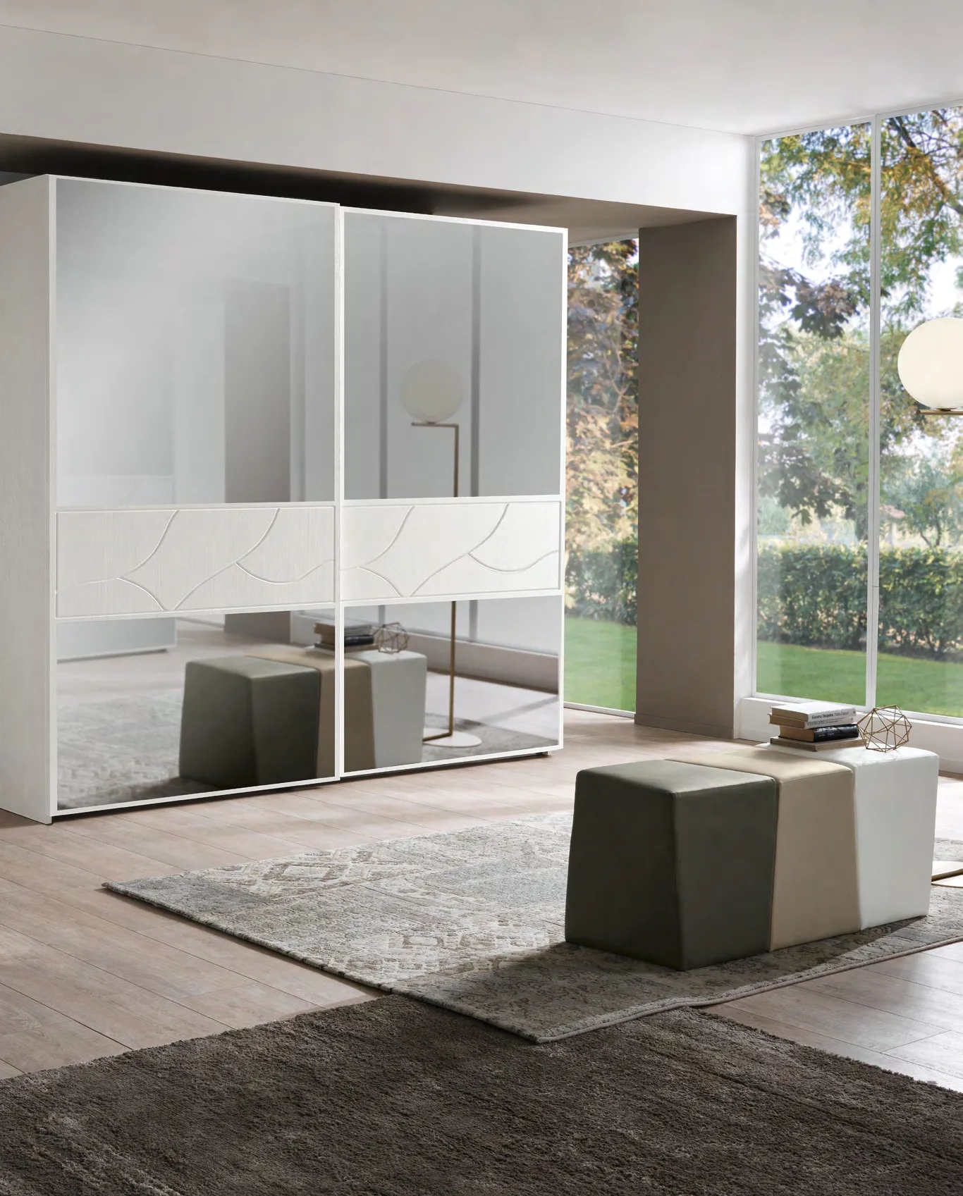 Camera Levante Euro Design con armadio Kim a specchi e pouf