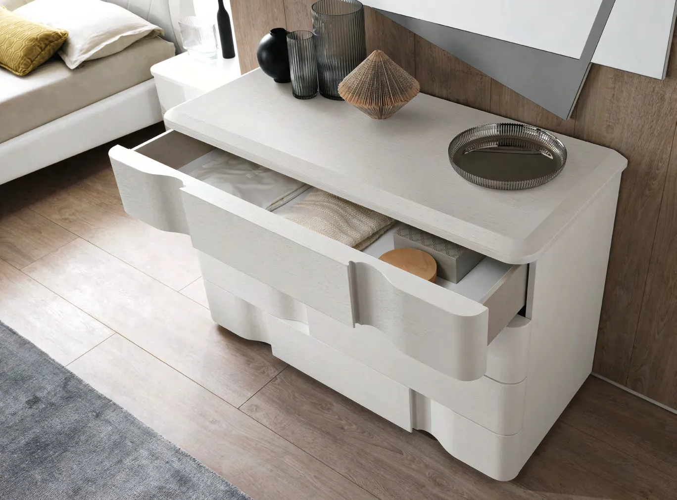 Comò Levante Euro Design con cassetti aperti