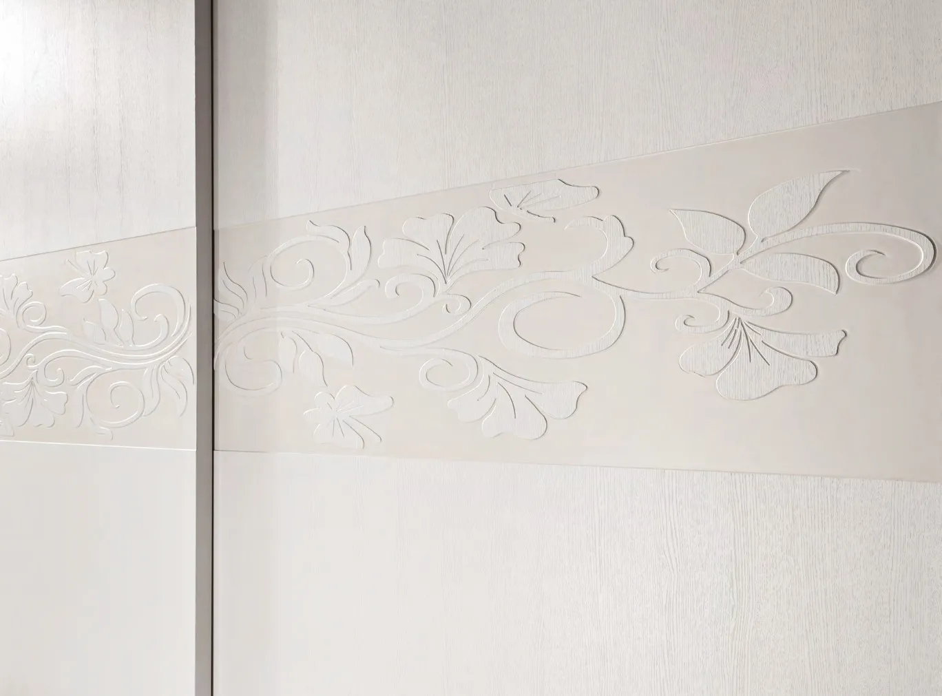 Dettaglio del decoro sull'anta dell'armadio Artemide Euro Design