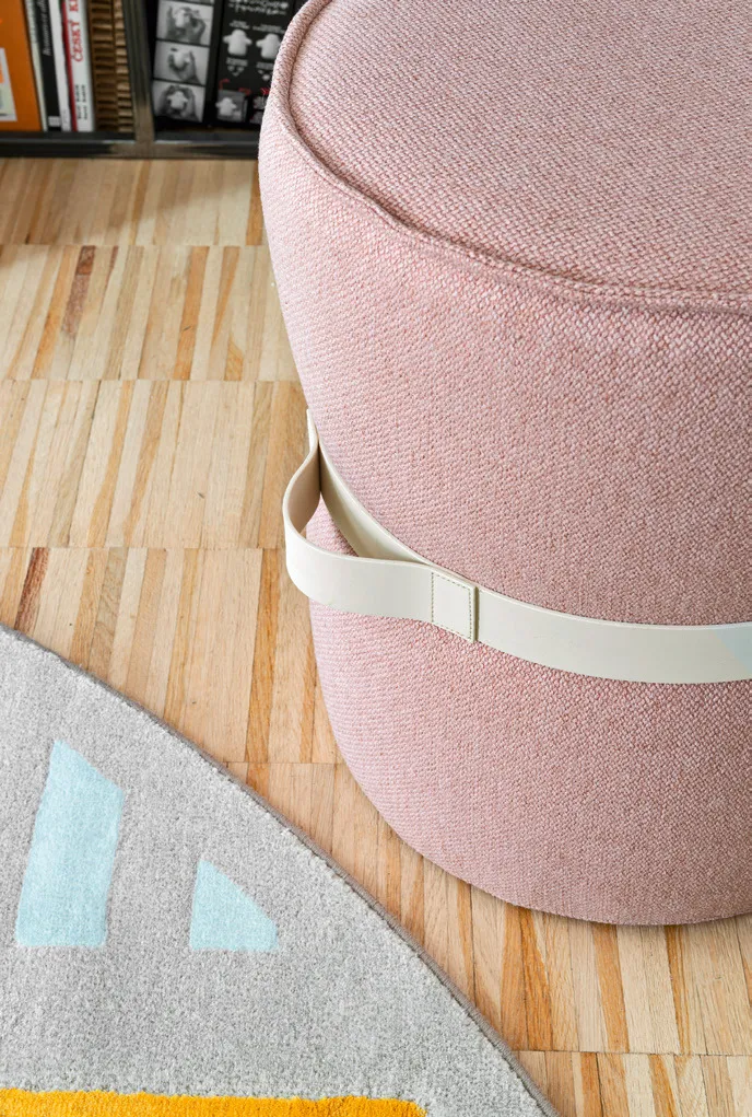Dettaglio della cinghia decorativa in EVA sul pouf Pof Connubia rivestito in tessuto rosa