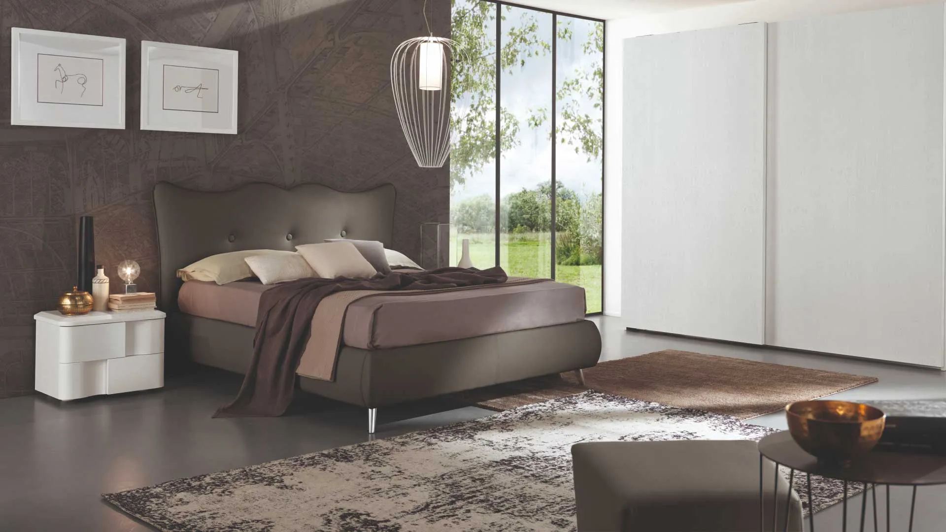 Letto Queen Euro Design con tre bottoni in ecopelle grigia