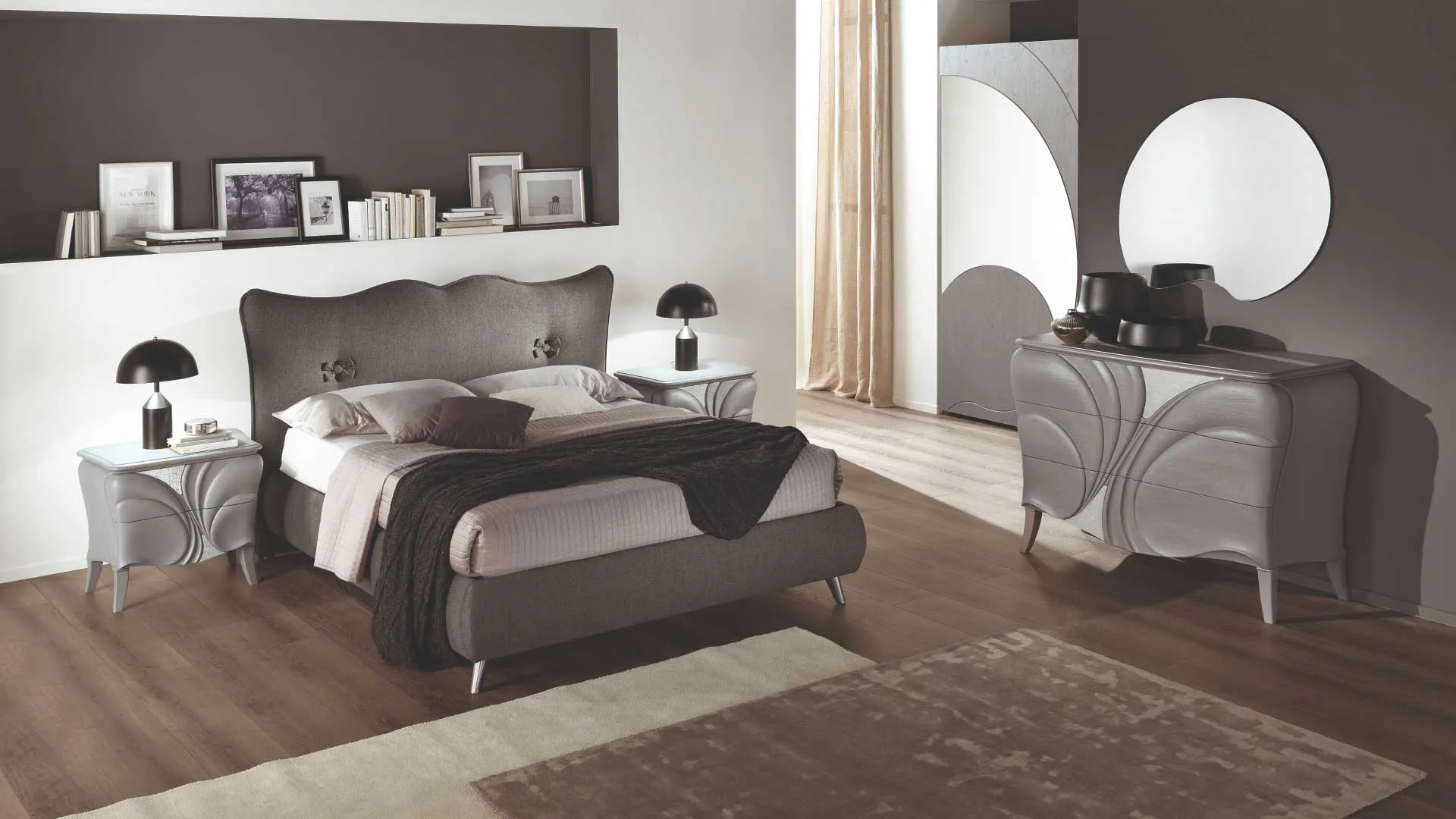 Letto Queen Euro Design con fiocchi sulla testiera