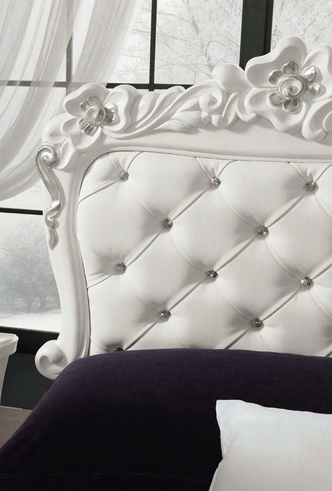 Dettaglio della testata del letto Medea Euro Design con fiori e Swarovski