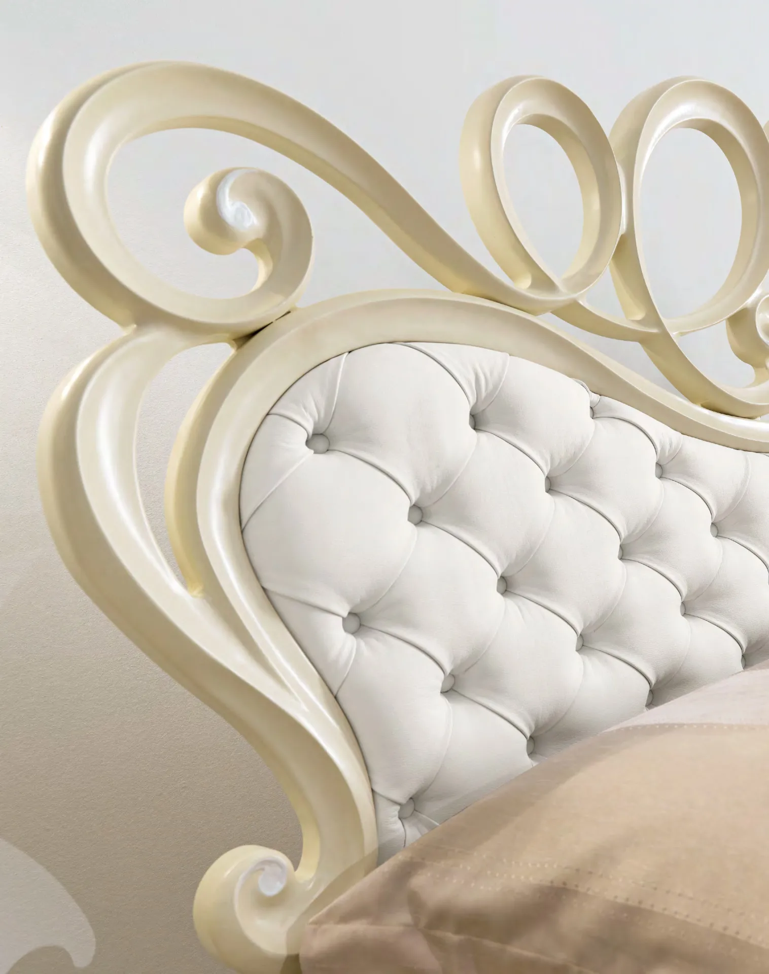 Dettaglio della testiera intagliata del letto Dafne Euro Design