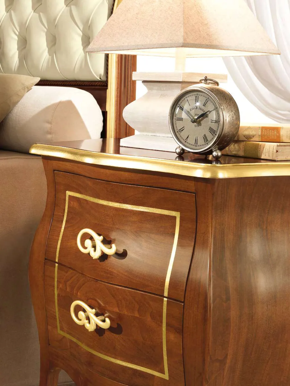 Comodino Alfieri Euro Design in noce con maniglie oro