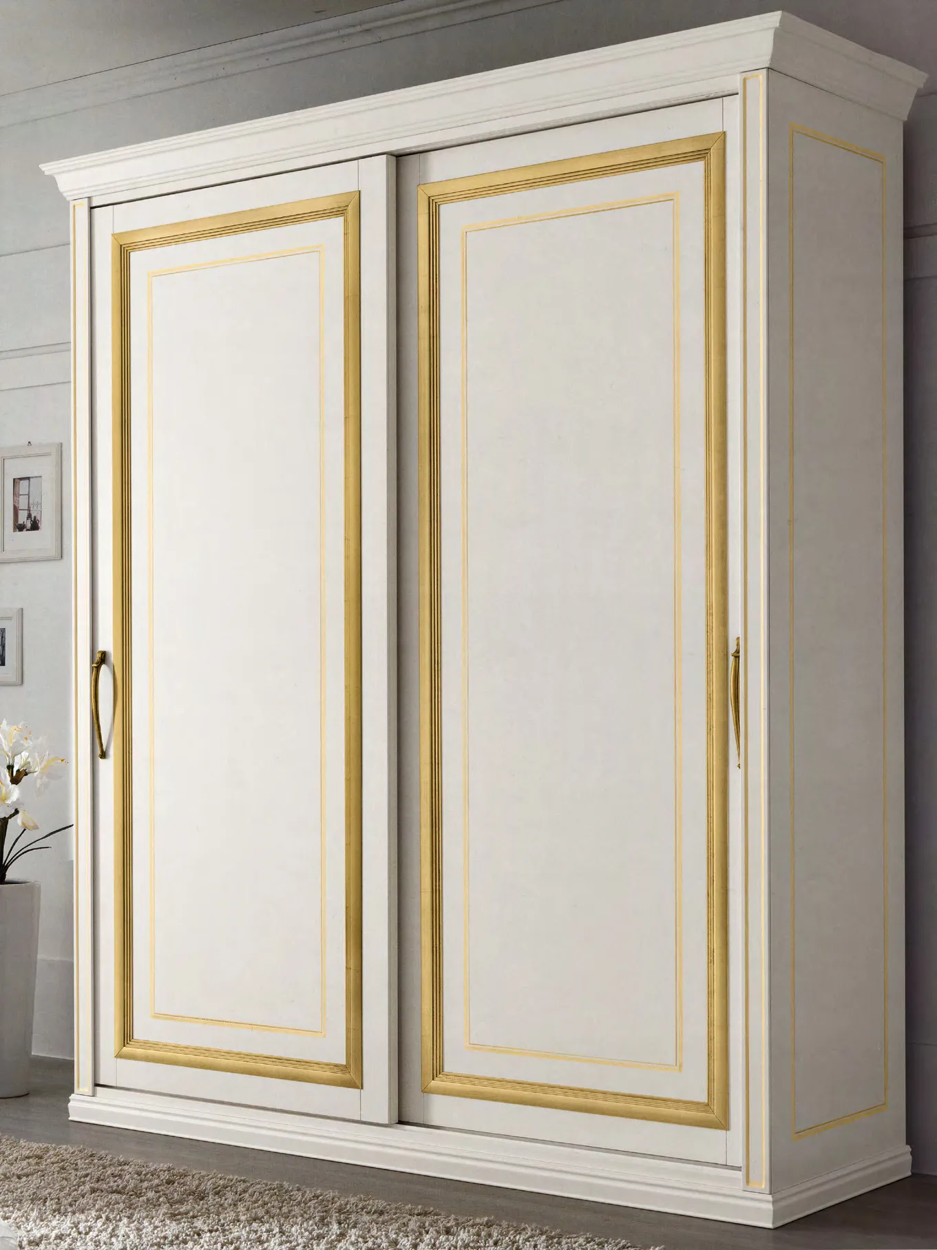Armadio Giotto Euro Design a due ante con particolari in foglia oro