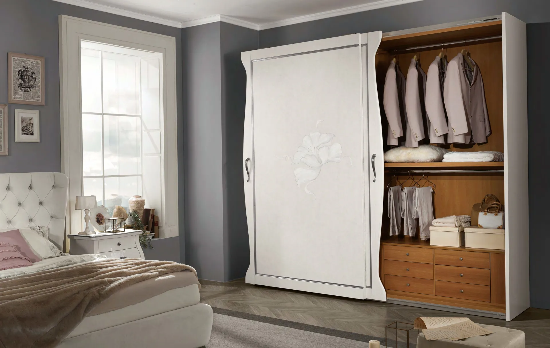 Armadio Mida Euro Design aperto con interno attrezzato e decoro floreale