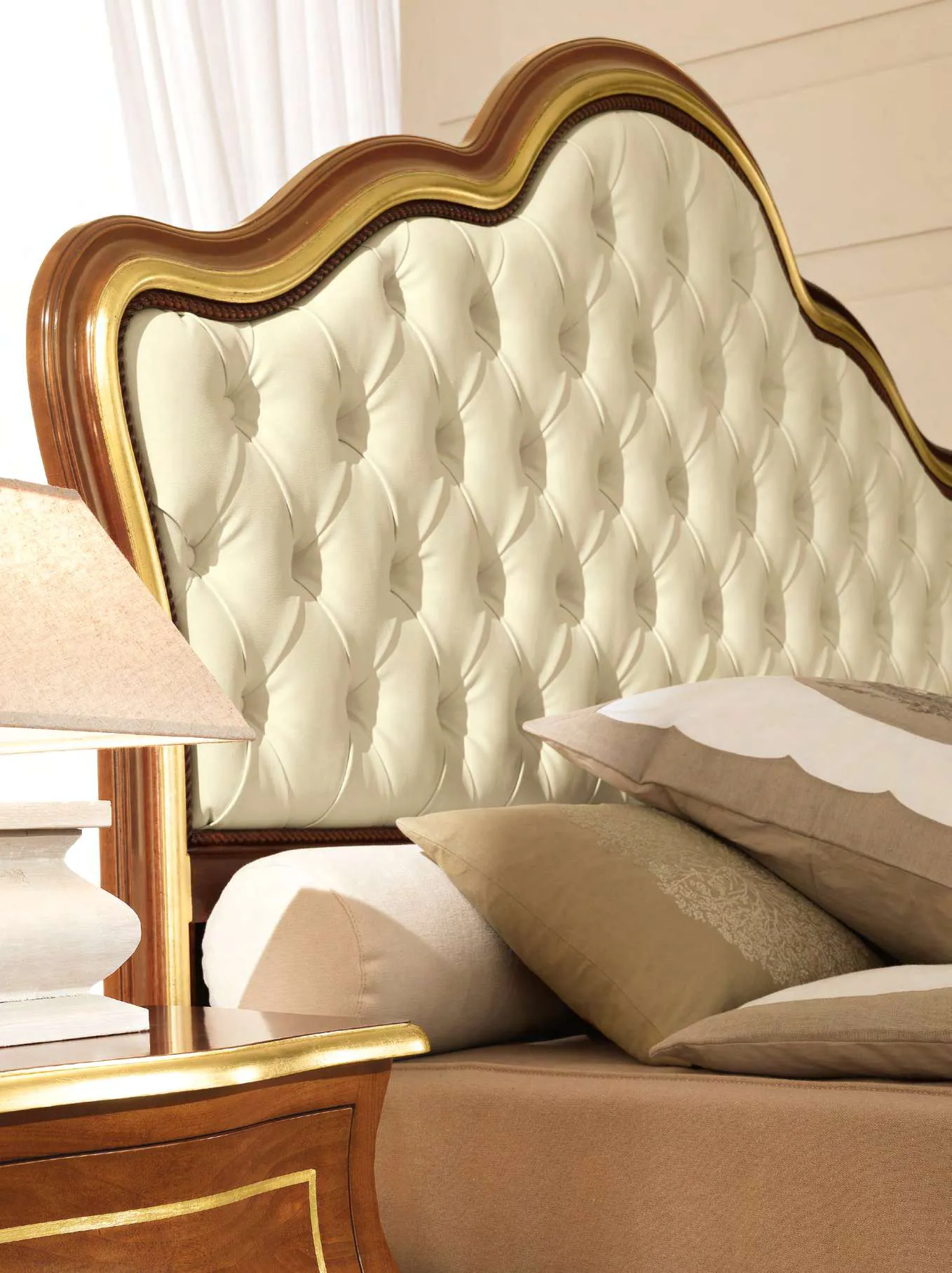 Testata del letto Enea Euro Design in noce con decori oro